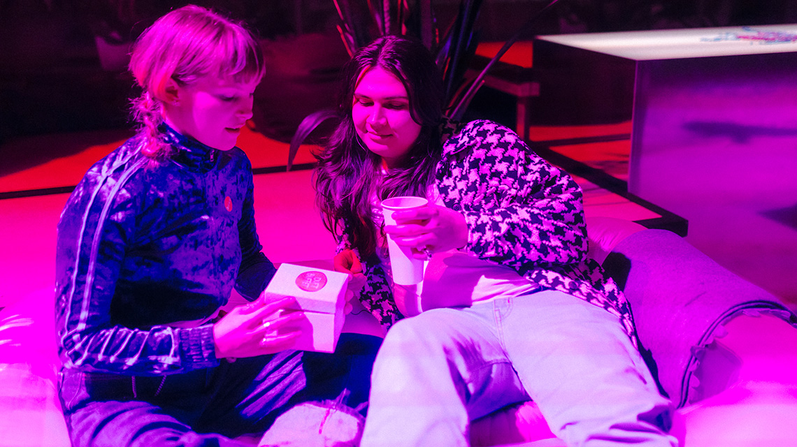 BUZZING around – für neurodivergente, blinde und sehbehinderte Menschen hosted by Elena Lach & Ema Benčíková